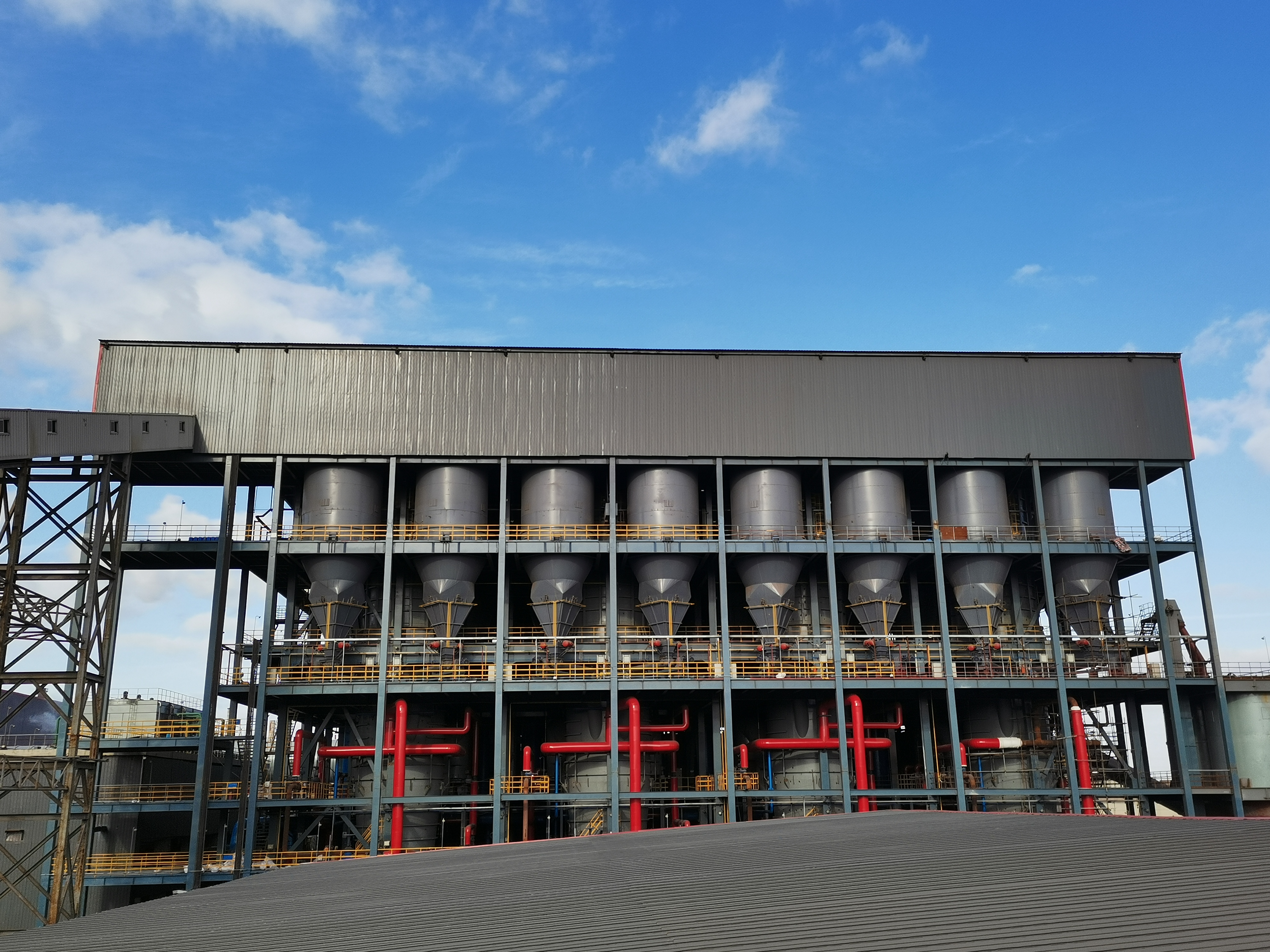江苏德龙煤制清洁燃气项目，国内单台规模最大，4×80000Nm³/h循环流化床气化炉